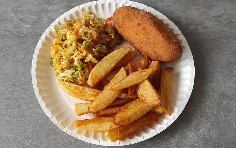Kotlet z frytkami i surówką