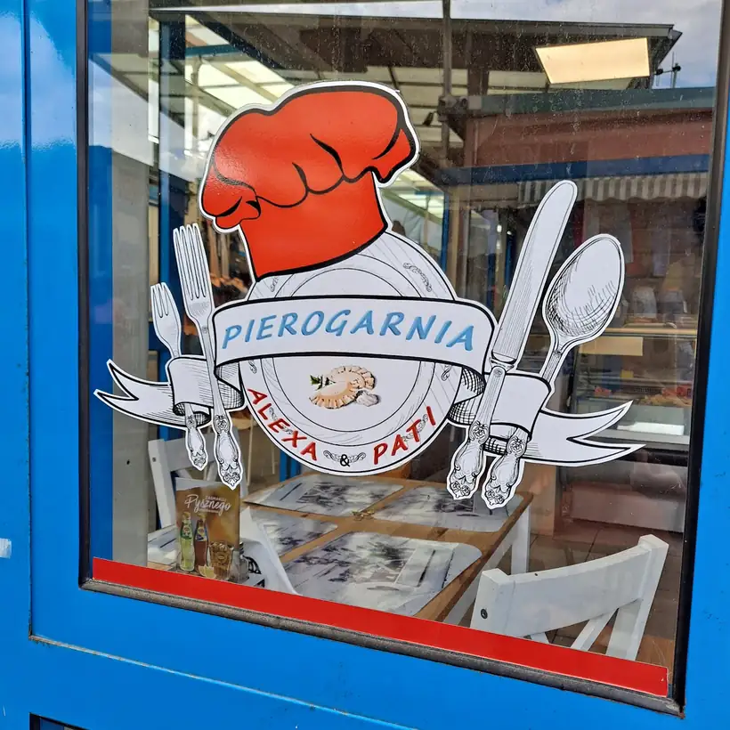 Szyba pawilonu z logo Pierogarni u Alexa i Pati